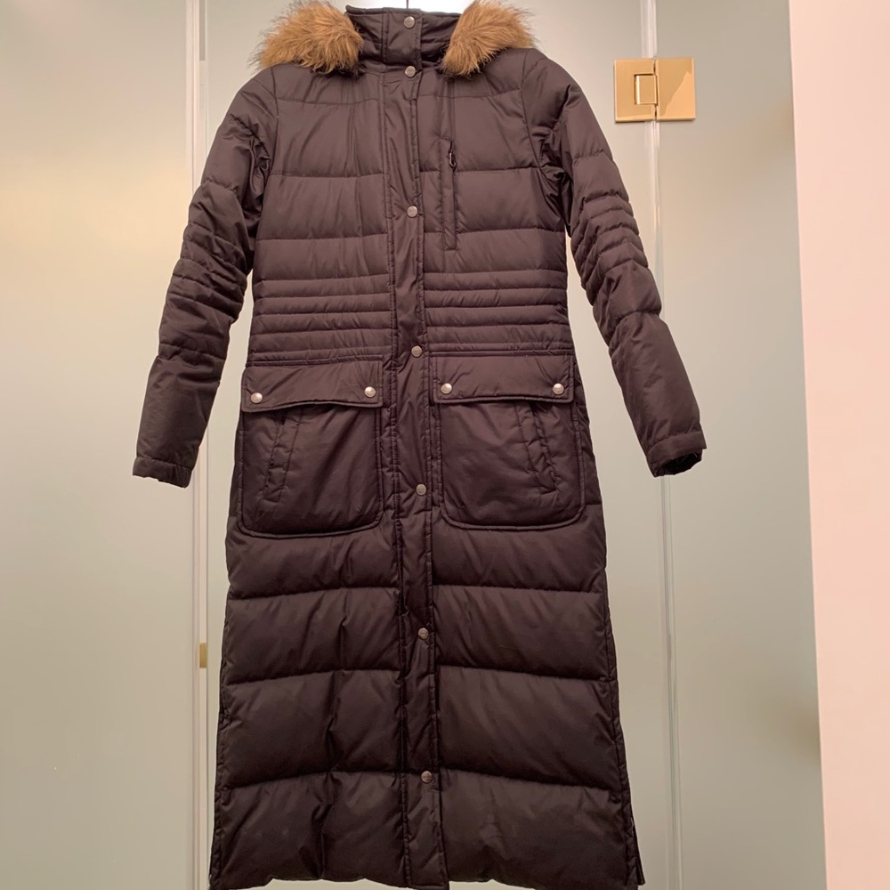 DKNY down coat with faux fur hood and great lining in Black XS